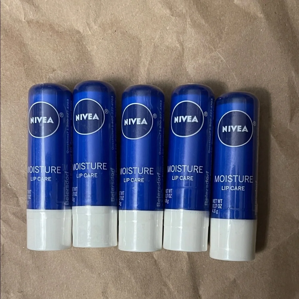5X NIVEA Moisture Lip Care 0.17 OZ - Blue and White - Picture 3 of 3